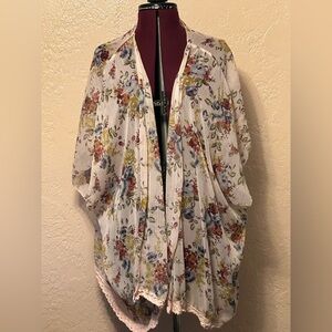 Mason +Mackenzie Kimono beautiful floral pattern. One size fits all.